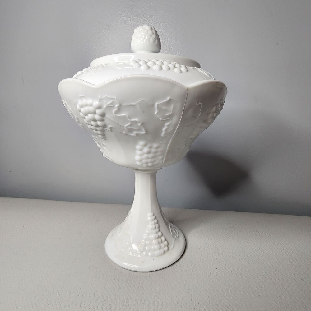 ViNTAGE COLONY GRAPE HARVEST 11" MILK GLASS COVERED COMPOTE